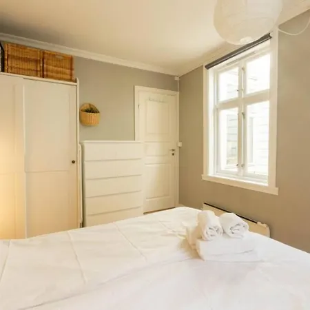 Dinbnb I Historical Cobblestone Street Apartment *