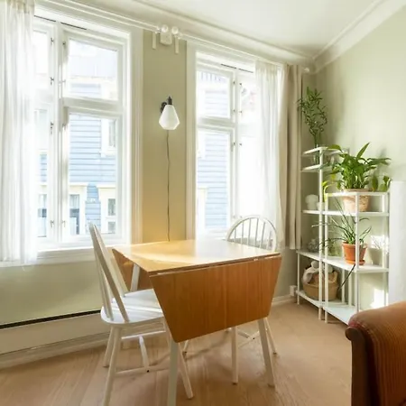 Dinbnb I Historical Cobblestone Street *