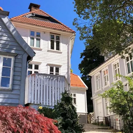 Dinbnb I Historical Cobblestone Street شقة برغن