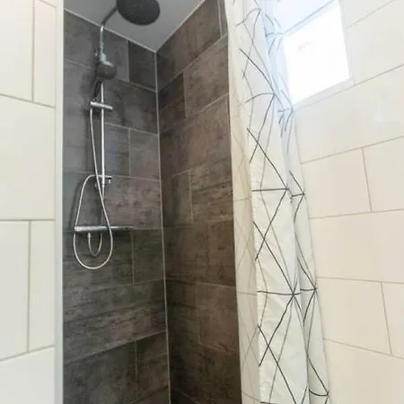 Dinbnb I Historical Cobblestone Street